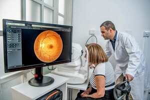 Image of eye specialist consultation 